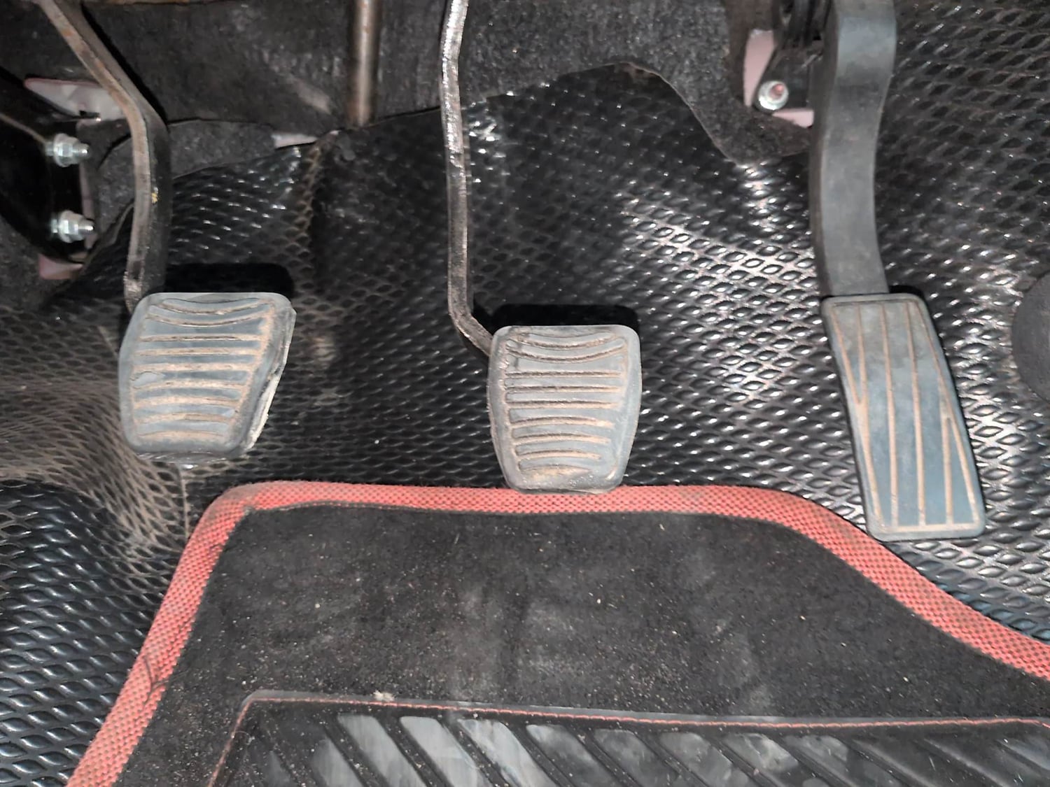 Used 2017 Mahindra KUV100 K8 6 STR Dual Tone Petrol Manual interior PEDALS VIEW