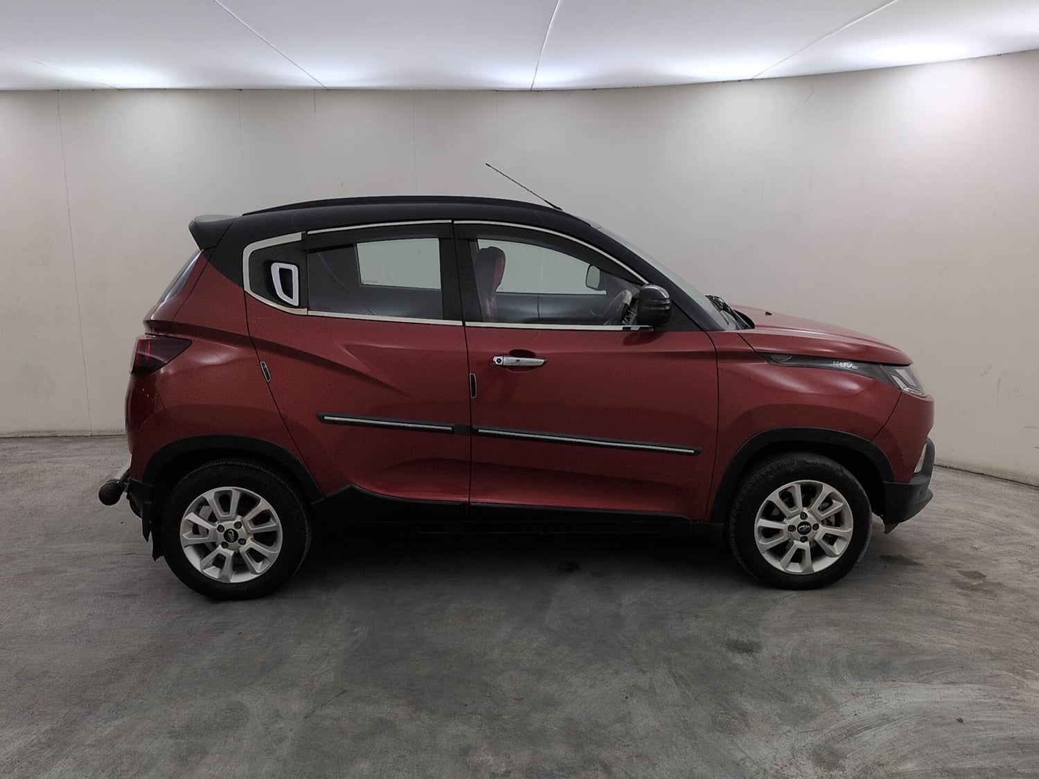 Used 2017 Mahindra KUV100 K8 6 STR Dual Tone Petrol Manual exterior RIGHT SIDE VIEW