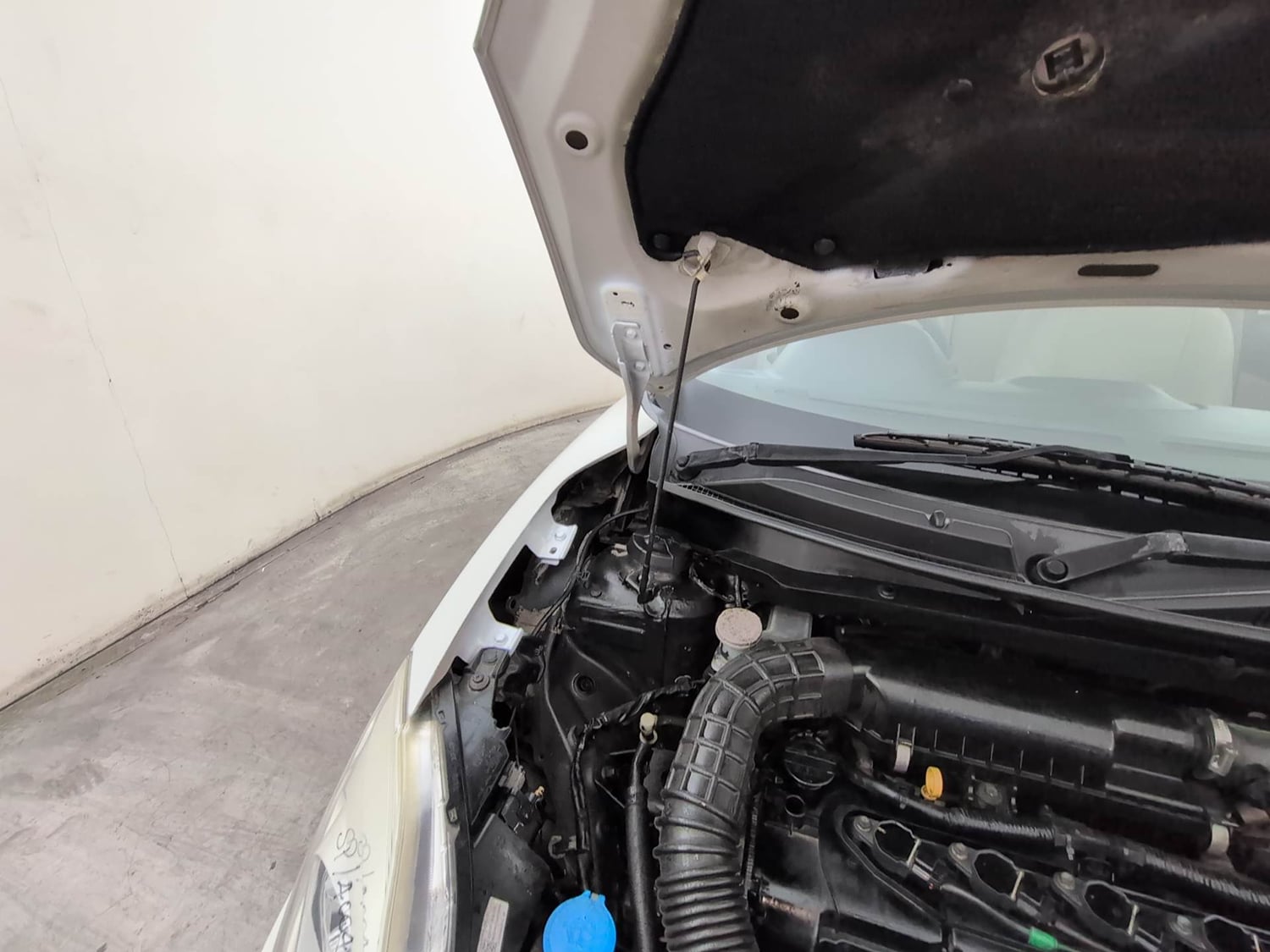 Used 2018 Maruti Suzuki Dzire VXi AMT Petrol Automatic engine ENGINE RIGHT SIDE HINGE & APRON VIEW