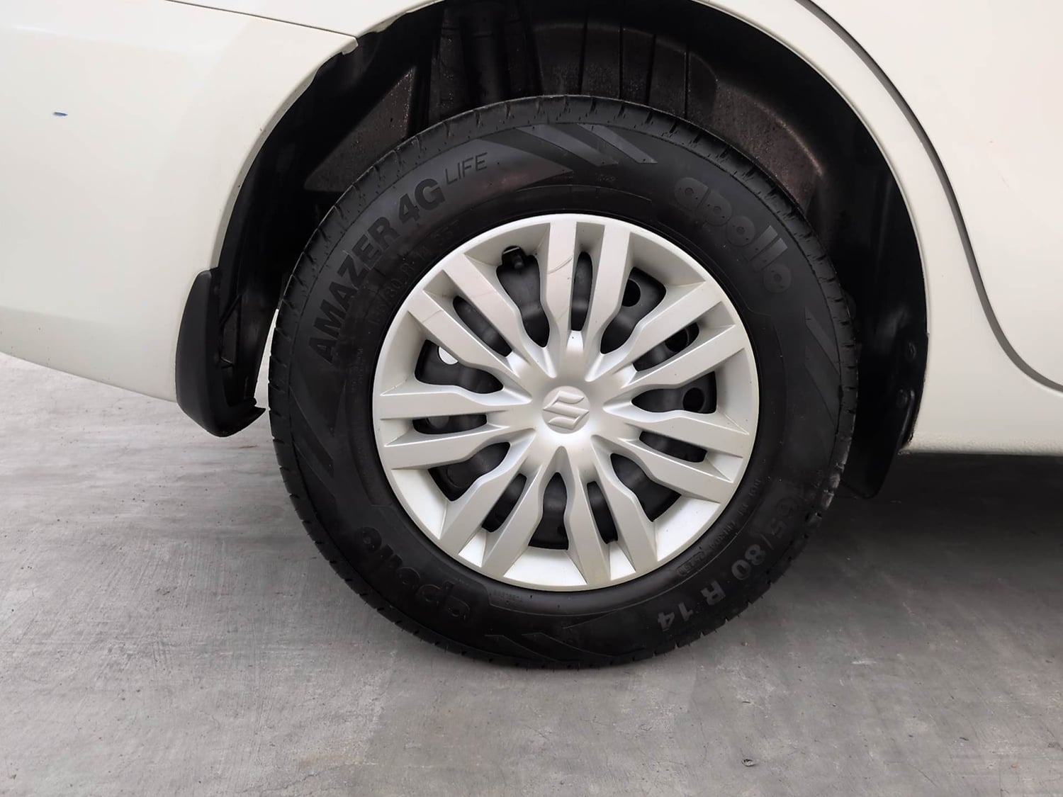 Used 2018 Maruti Suzuki Dzire VXi AMT Petrol Automatic tyres RIGHT REAR TYRE RIM VIEW