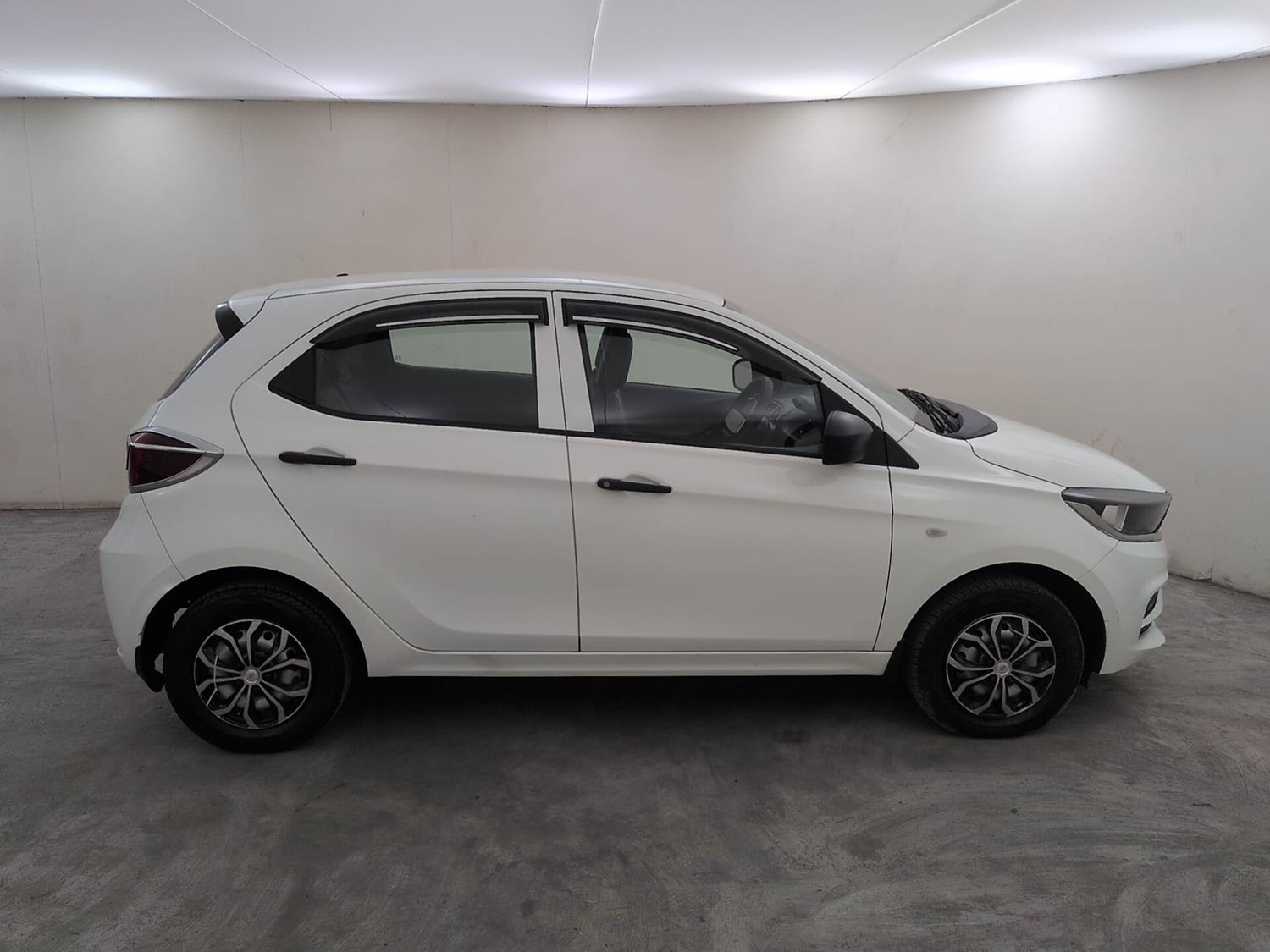 Used 2025 Tata Tiago XE Petrol Manual exterior RIGHT SIDE VIEW