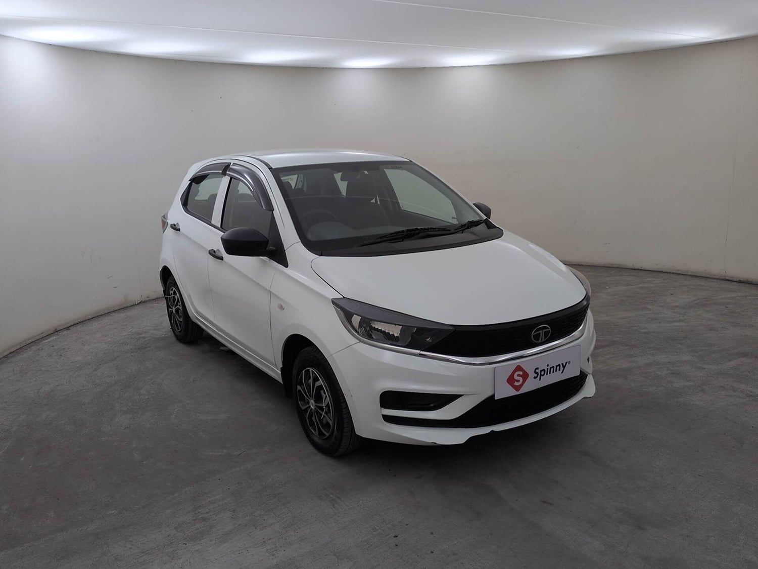 Used 2025 Tata Tiago XE Petrol Manual exterior RIGHT FRONT CORNER VIEW