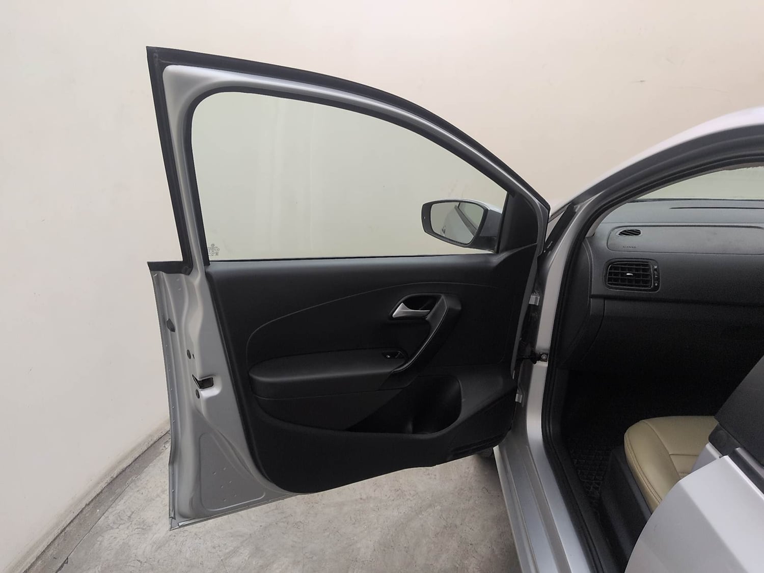Used 2018 Volkswagen Ameo Comfortline 1.2L (P) Petrol Manual interior LEFT FRONT DOOR OPEN VIEW