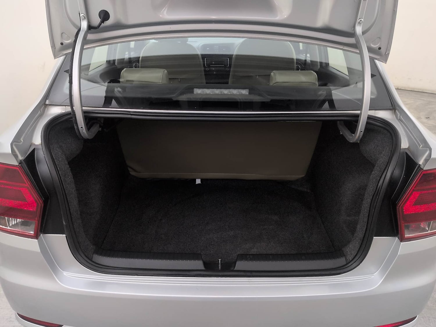 Used 2018 Volkswagen Ameo Comfortline 1.2L (P) Petrol Manual interior DICKY INSIDE VIEW