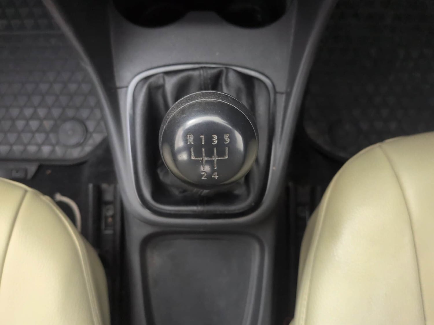 Used 2018 Volkswagen Ameo Comfortline 1.2L (P) Petrol Manual interior GEAR  KNOB VIEW