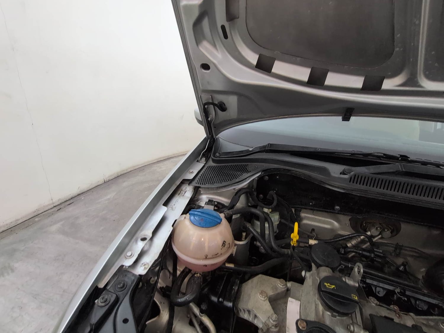 Used 2018 Volkswagen Ameo Comfortline 1.2L (P) Petrol Manual engine ENGINE RIGHT SIDE HINGE & APRON VIEW