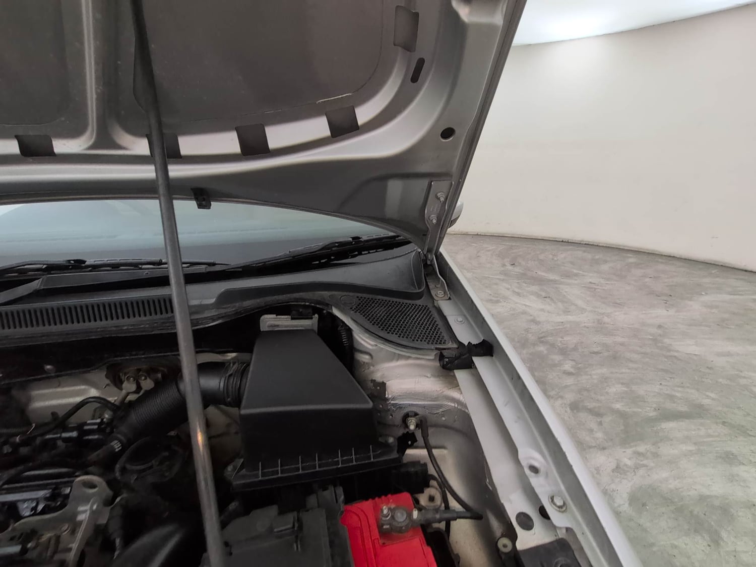 Used 2018 Volkswagen Ameo Comfortline 1.2L (P) Petrol Manual engine ENGINE LEFT SIDE HINGE & APRON VIEW