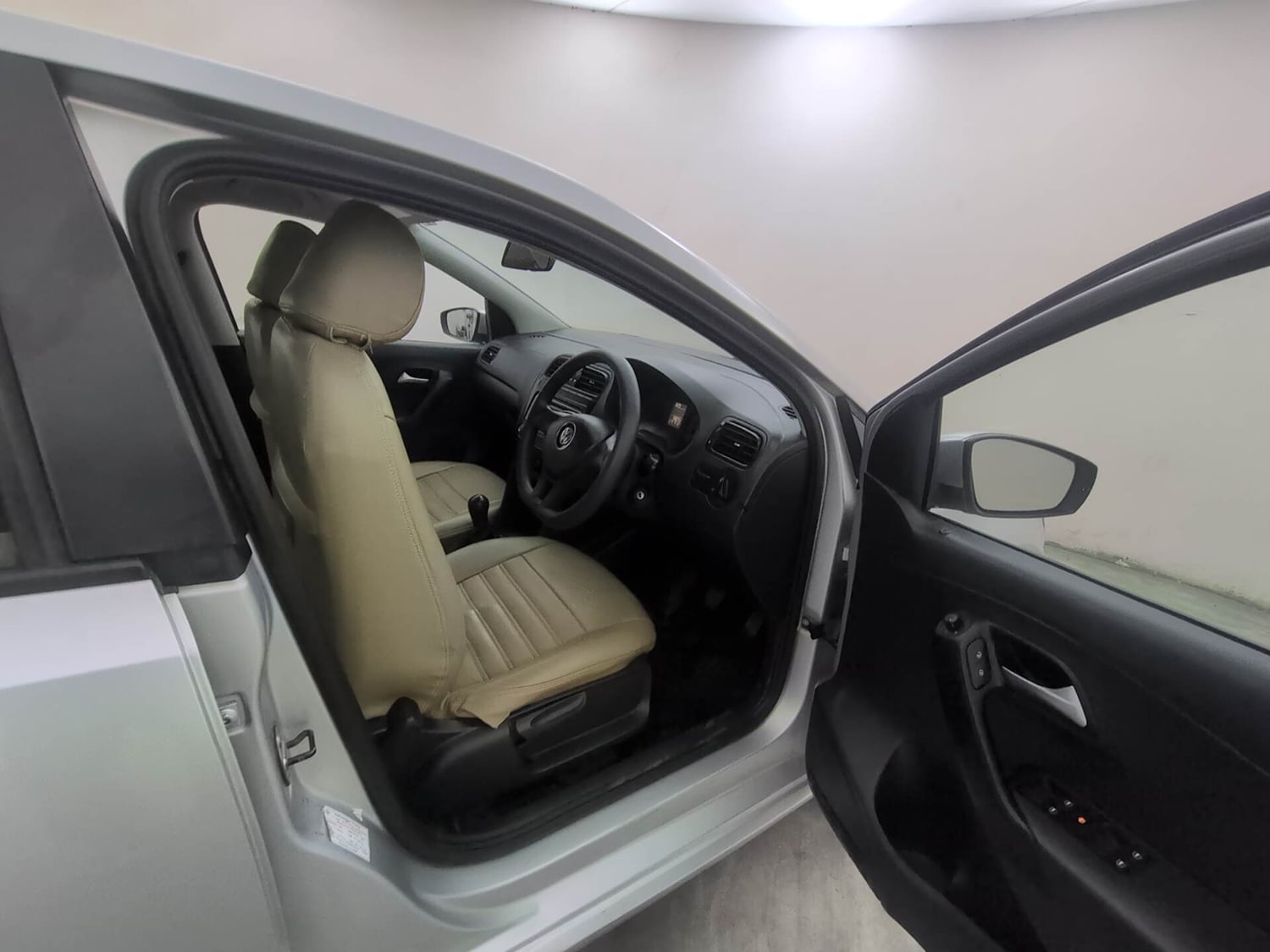 Used 2018 Volkswagen Ameo Comfortline 1.2L (P) Petrol Manual interior RIGHT SIDE FRONT DOOR CABIN VIEW