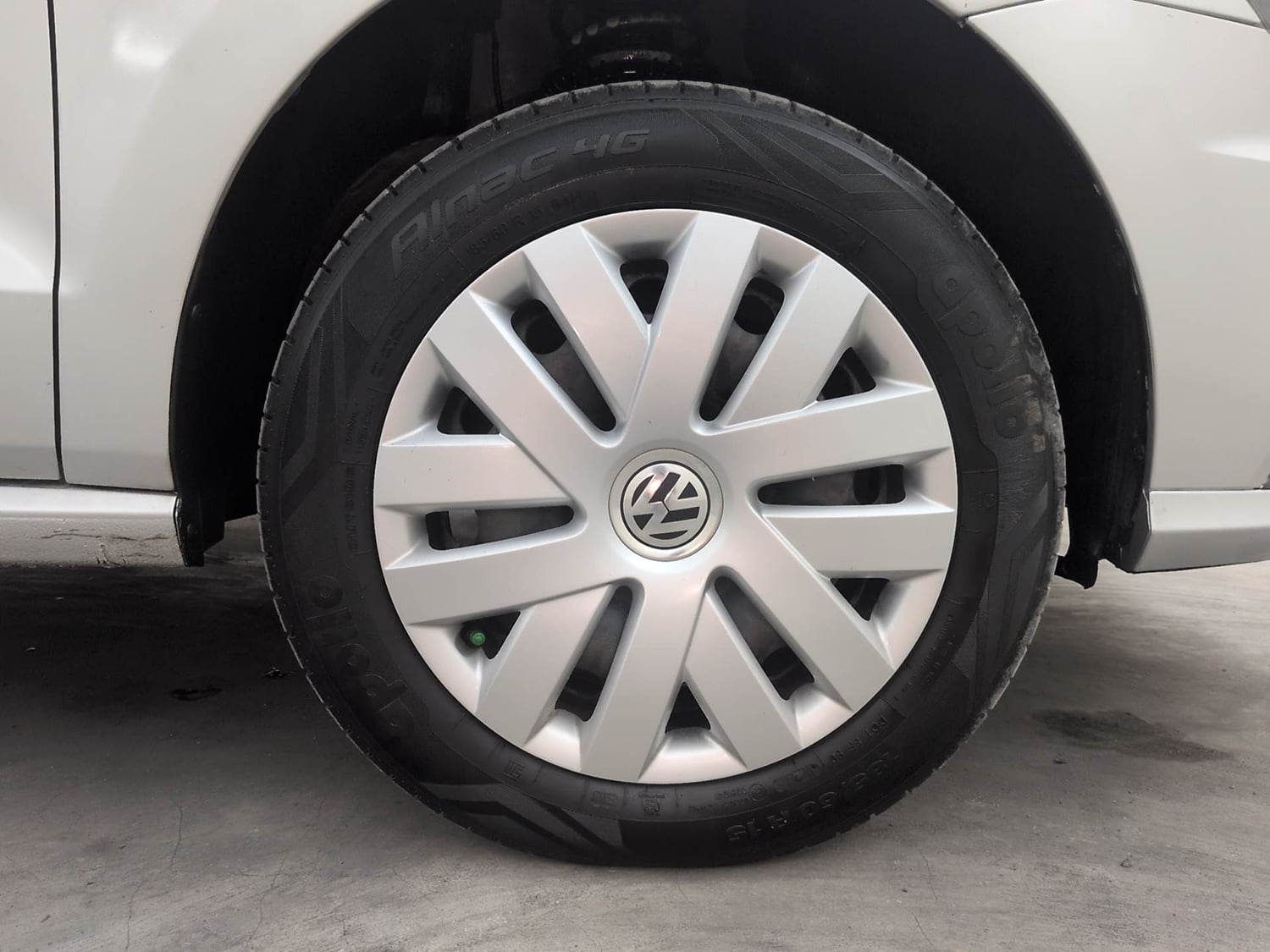 Used 2018 Volkswagen Ameo Comfortline 1.2L (P) Petrol Manual tyres RIGHT FRONT TYRE RIM VIEW