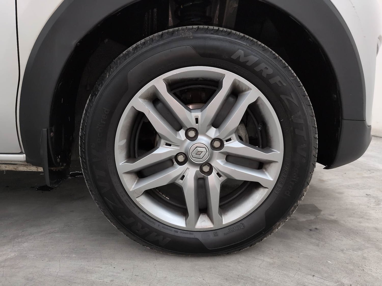 Used 2022 Renault Triber RXZ Petrol Manual tyres RIGHT FRONT TYRE RIM VIEW