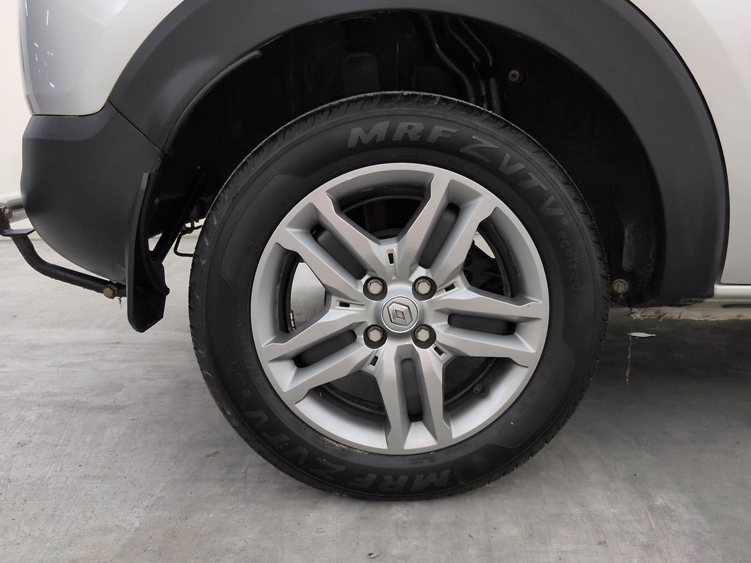 Used 2022 Renault Triber RXZ Petrol Manual tyres RIGHT REAR TYRE RIM VIEW