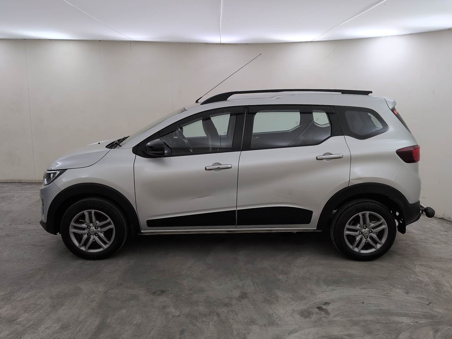 Used 2022 Renault Triber RXZ Petrol Manual exterior LEFT SIDE VIEW