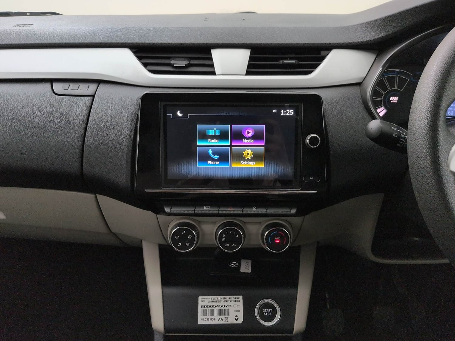 Used 2022 Renault Triber RXZ Petrol Manual interior MUSIC SYSTEM & AC CONTROL VIEW