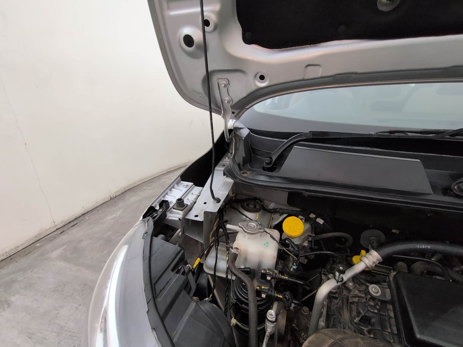 Used 2022 Renault Triber RXZ Petrol Manual engine ENGINE RIGHT SIDE HINGE & APRON VIEW